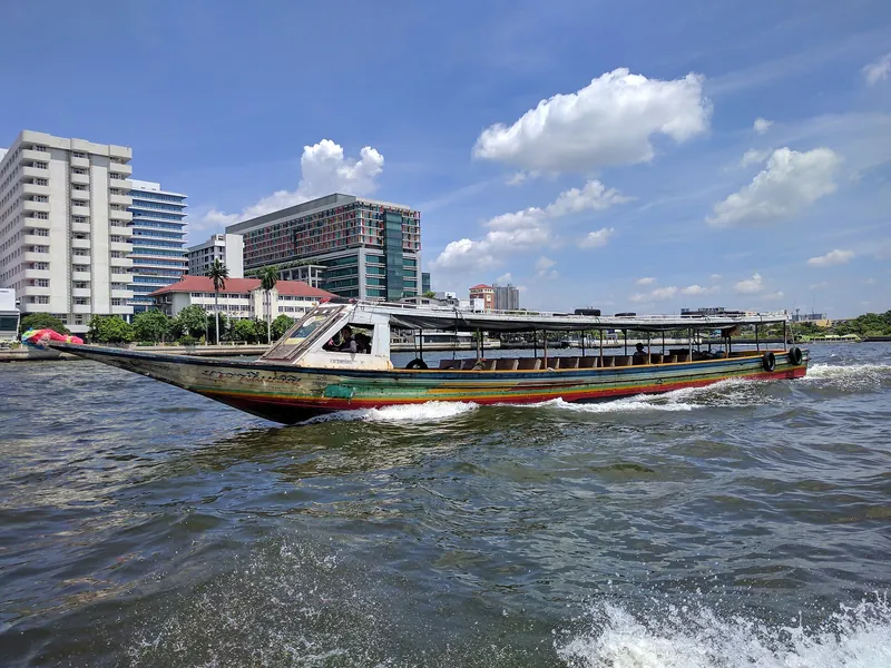 Perahu ekor panjang di Sungai Chao Phraya