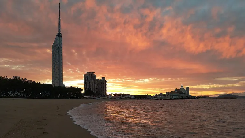 Momochihama und Fukuoka Tower in der Abenddämmerung