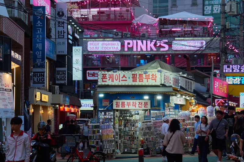 Straße in Hongdae bei Nacht
