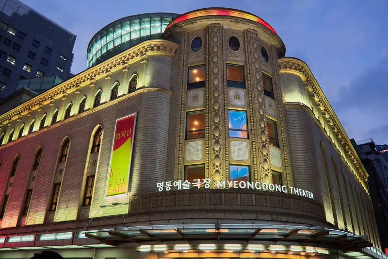 Nachtblick rund um das Myeongdong Theater