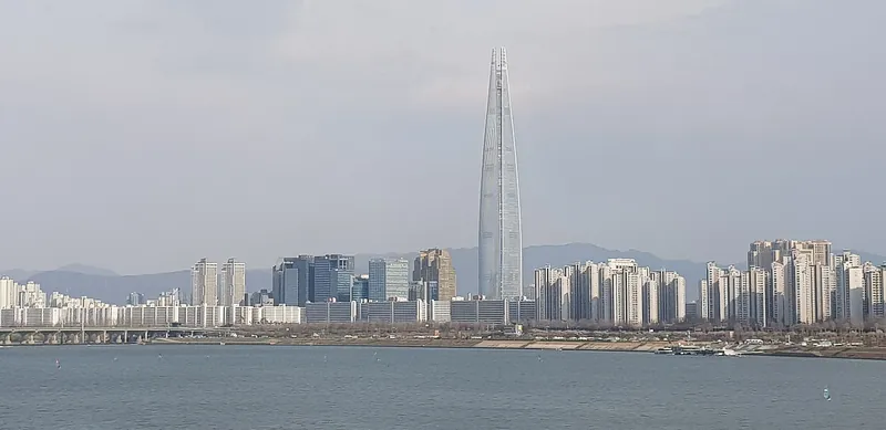 Lotte World Tower aus der Ferne